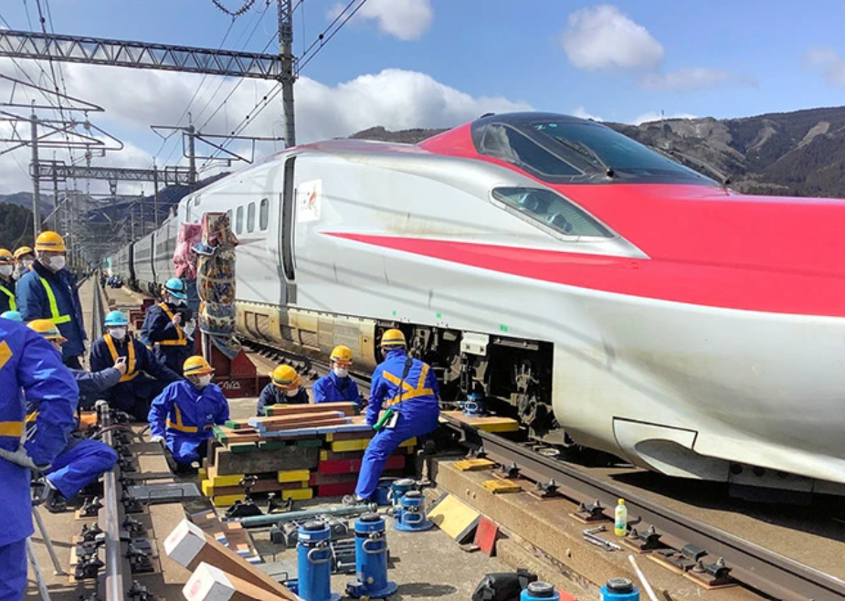 Trabajadores reparan el Shinkansen Tohoku tras terremoto de magnitud 9.0, Japón 2022